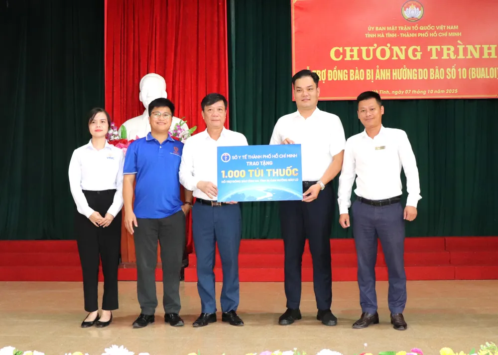Đoàn trao túi thuốc đến Sở Y tế tỉnh Hà Tĩnh IMG_5271.JPG