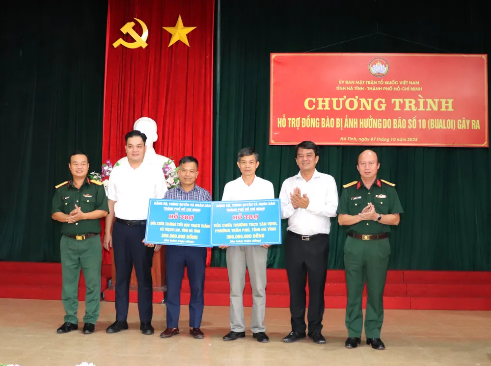 Trao hỗ trợ 2 trường học bị ảnh hưởng bởi bão số 10 IMG_5273.JPG