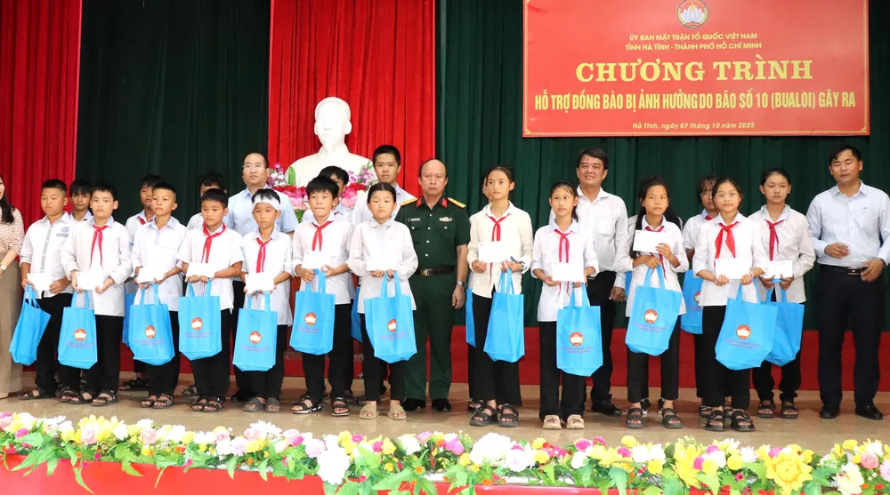 Đoàn trao quà đến học sinh khó khăn tại tỉnh Hà Tĩnh IMG_5293.JPG