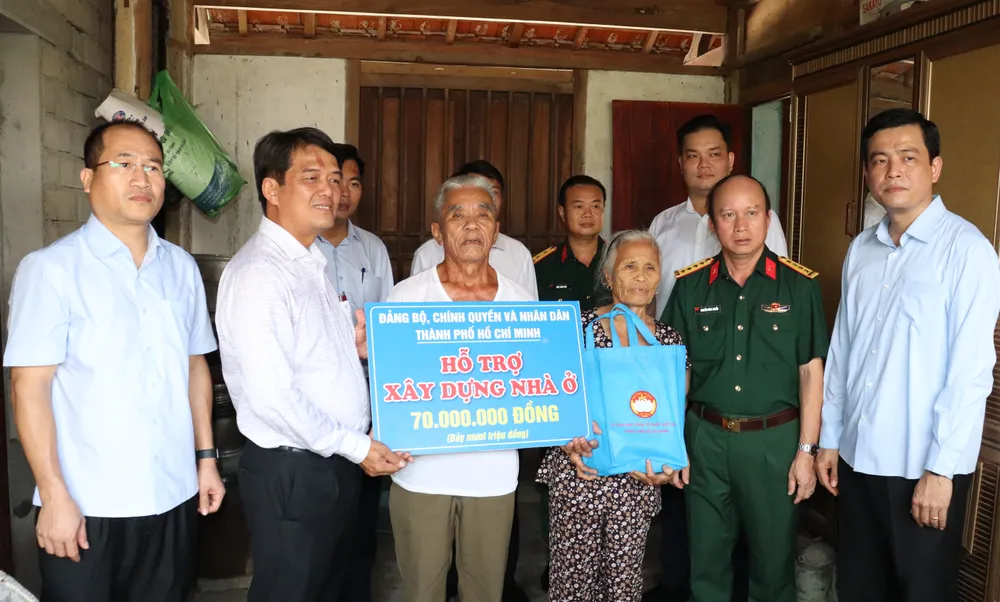Đoàn trao kinh phí hỗ trợ 70 triệu đồng đến gia đình ông Nguyễn Hữu Thành IMG_5301.JPG