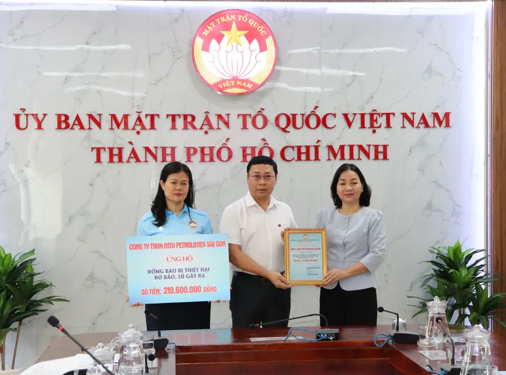 Phó Chủ tịch Thường trực Ủy ban MTTQ Việt Nam TPHCM Trương Thị Bích Hạnh tiếp nhận hỗ trợ từ Công ty TNHH MTV Petrolimex Sài Gòn 