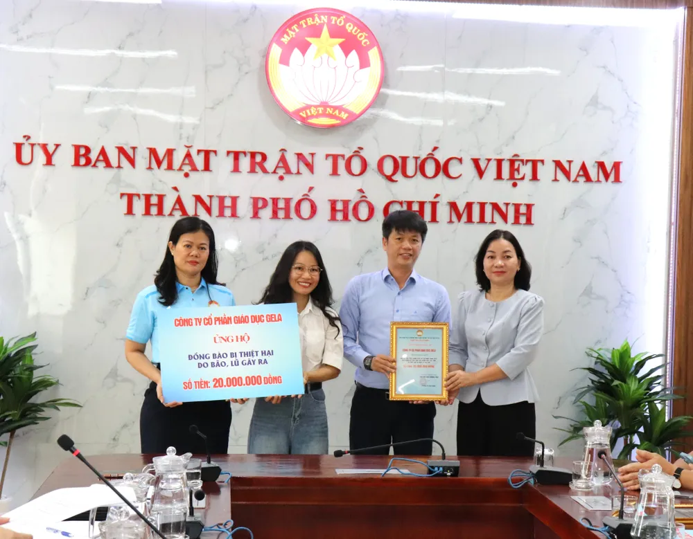Phó Chủ tịch Thường trực Ủy ban MTTQ Việt Nam TPHCM Trương Thị Bích Hạnh tiếp nhận hỗ trợ từ các đơn vị IMG_5326.JPG