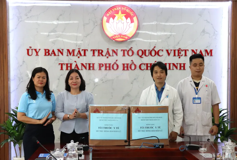 Sở Y tế trao tặng túi thuốc y tế đến người dân vùng bão lũ IMG_5330.JPG