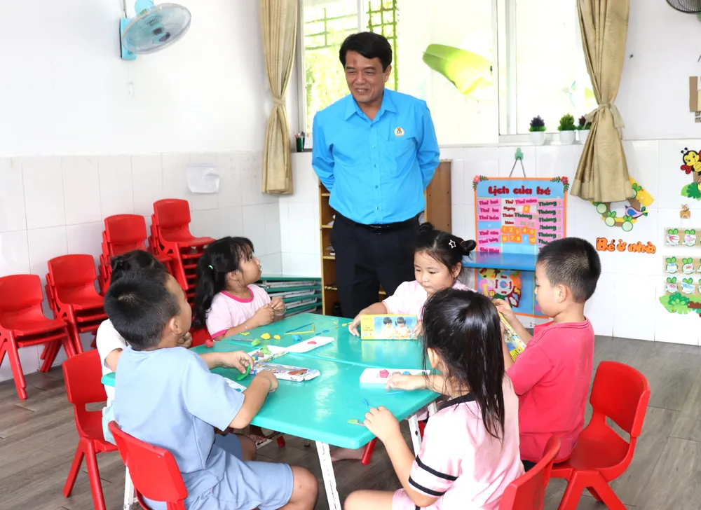Đồng chí Bùi Thanh Nhân thăm hỏi con công nhân đang theo học tại Trường mầm non Mặt Trời Nhỏ IMG_5376.JPG