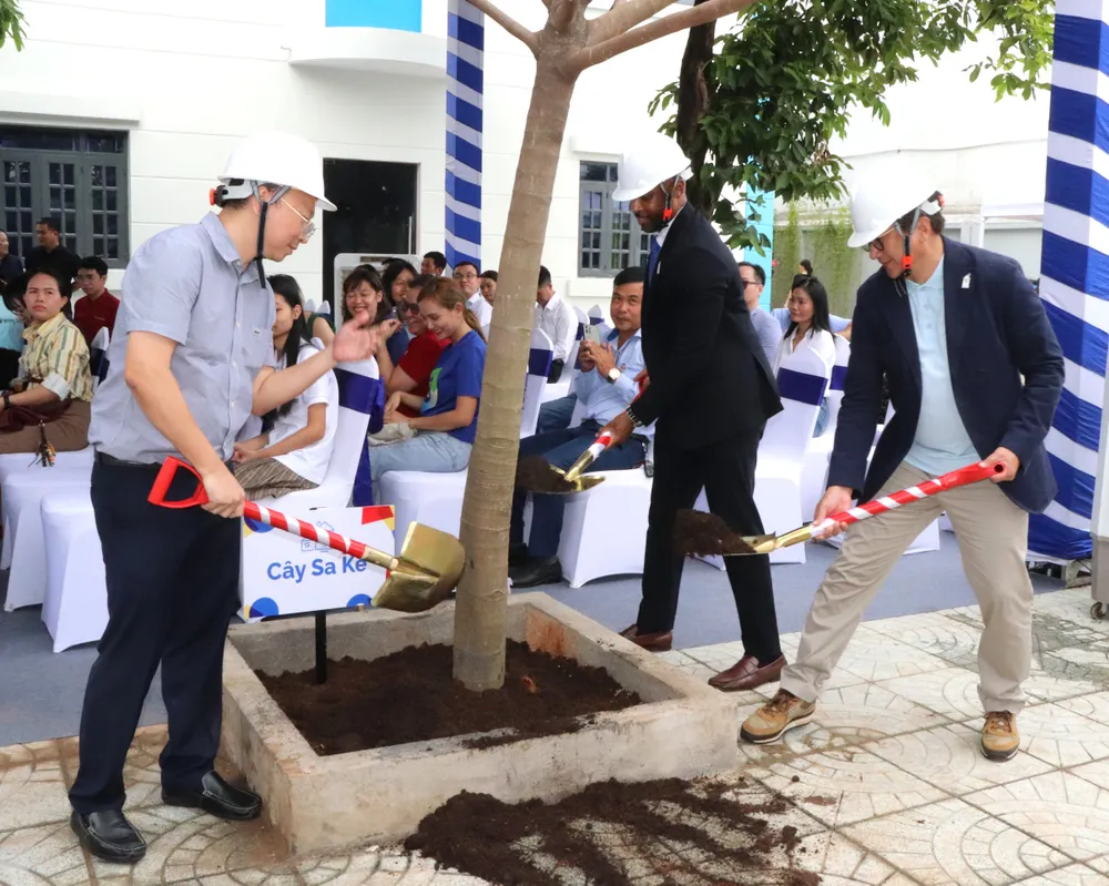Các đại biểu trồng cây xanh trong khuôn viên ngôi nhà IMG_5442.JPG
