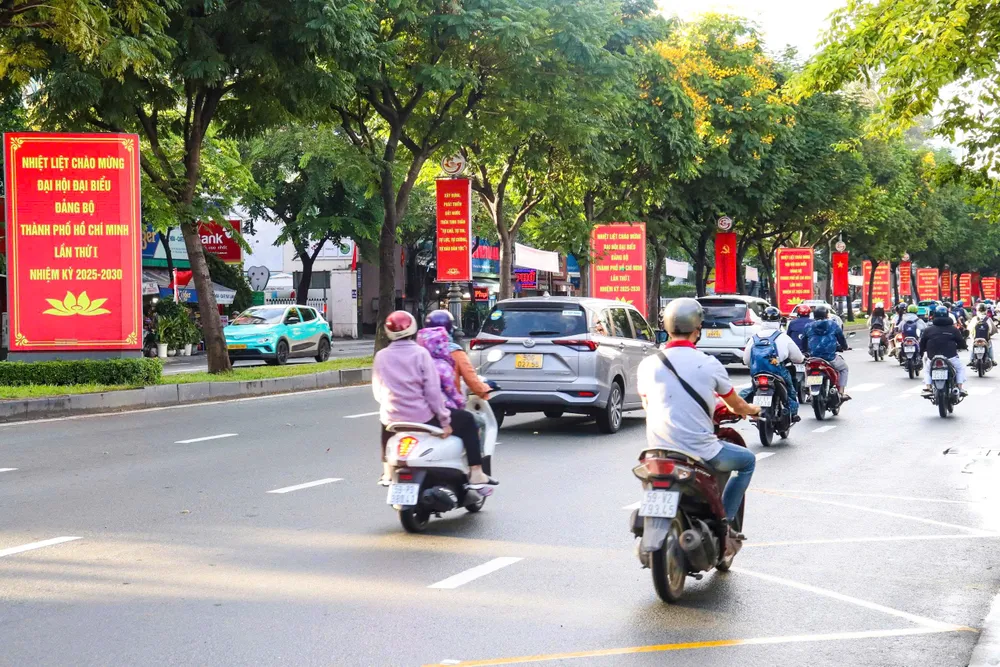 Các pano, khẩu hiệu, màn hình LED trên đường Trường Sơn (phường Tân Sơn Hòa) liên tục trình chiếu hình ảnh, khẩu hiệu tuyên truyền về Đại hội đại biểu Đảng bộ TPHCM lần thứ I, nhiệm kỳ 2025–2030, góp phần lan tỏa tinh thần đoàn kết và niềm tin của người dân thành phố vào kỳ đại hội. Ảnh: CẨM TUYẾT Anh 1.jpg