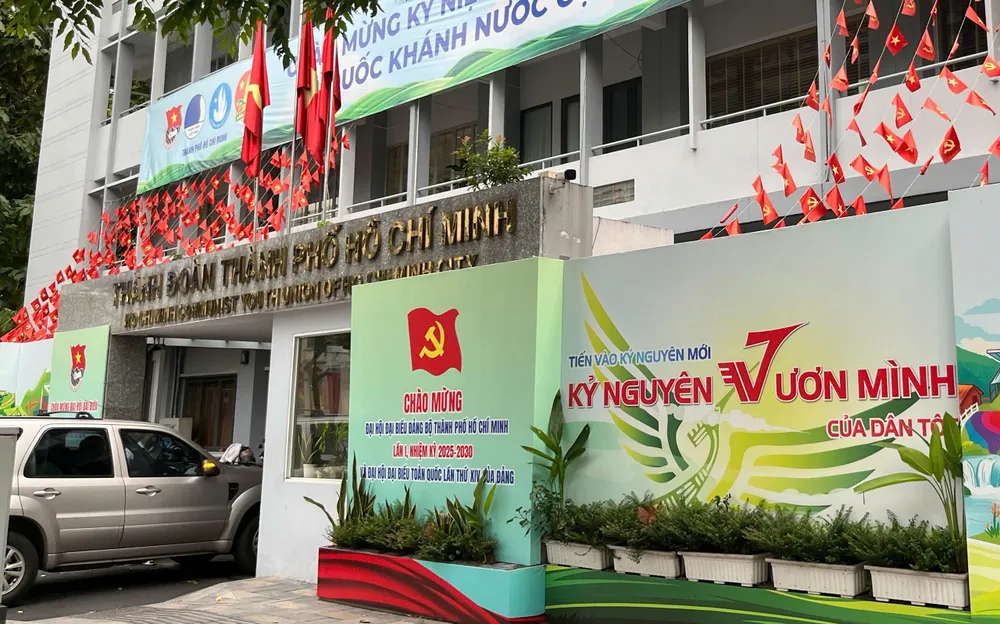 Phía trước cơ quan Thành Đoàn TPHCM được trang hoàng rực rỡ với sắc đỏ của cờ Đảng, cờ Tổ quốc và các khẩu hiệu chào mừng đại hội. Ảnh: CẨM TUYẾT Anh 2.jpg