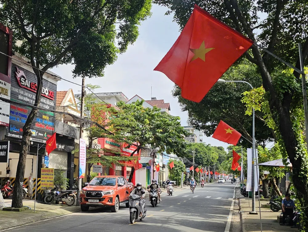 Hàng cờ Tổ quốc trên đường Thống Nhất, phường Thủ Đức, TPHCM. Ảnh: MẠNH THẮNG Anh 3.jpg