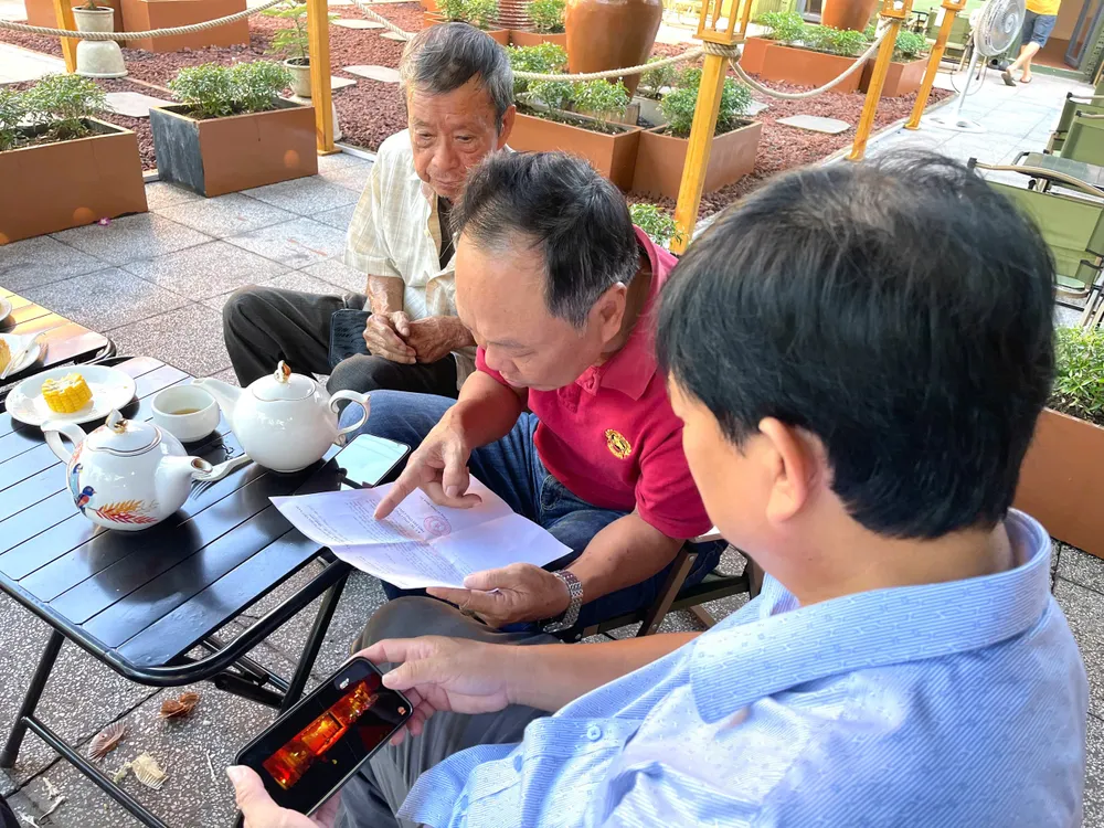 Người dân phường Thủ Dầu Một xem truyền hình trực tiếp phiên khai mạc đại hội qua điện thoại. Ảnh: TÂM TRANG Anh 4.jpg