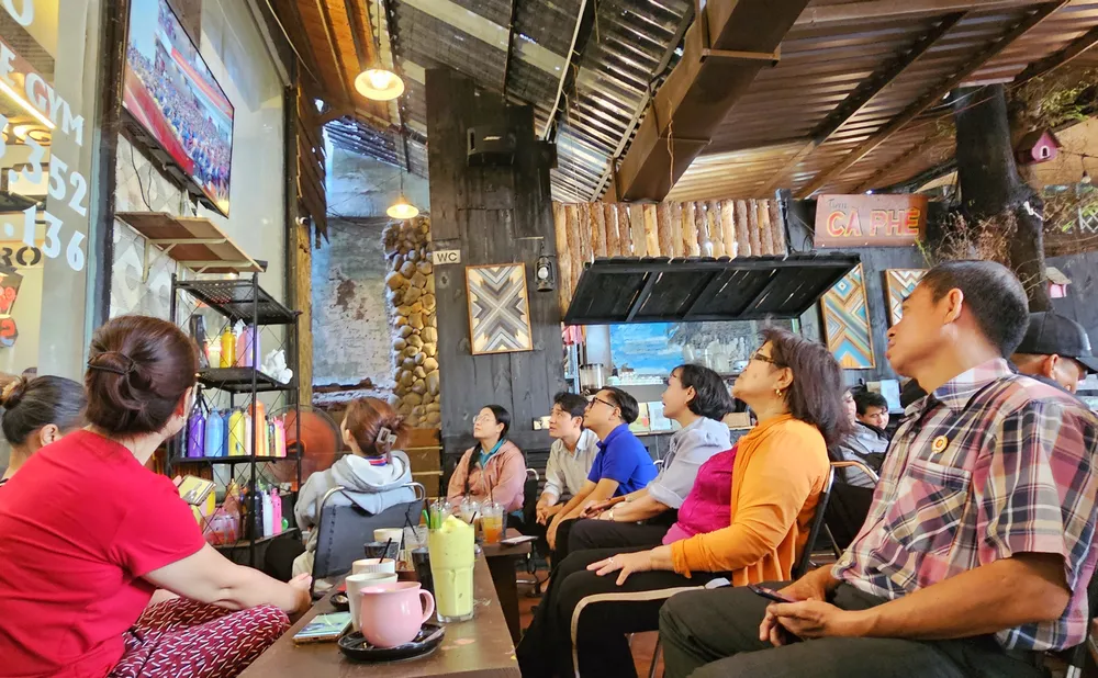 Cán bộ, hội viên, đoàn viên thanh niên phường Bình Thạnh theo dõi đại hội qua truyền hình trực tiếp. Ảnh: MẠNH THẮNG Bình Thạnh.jpg