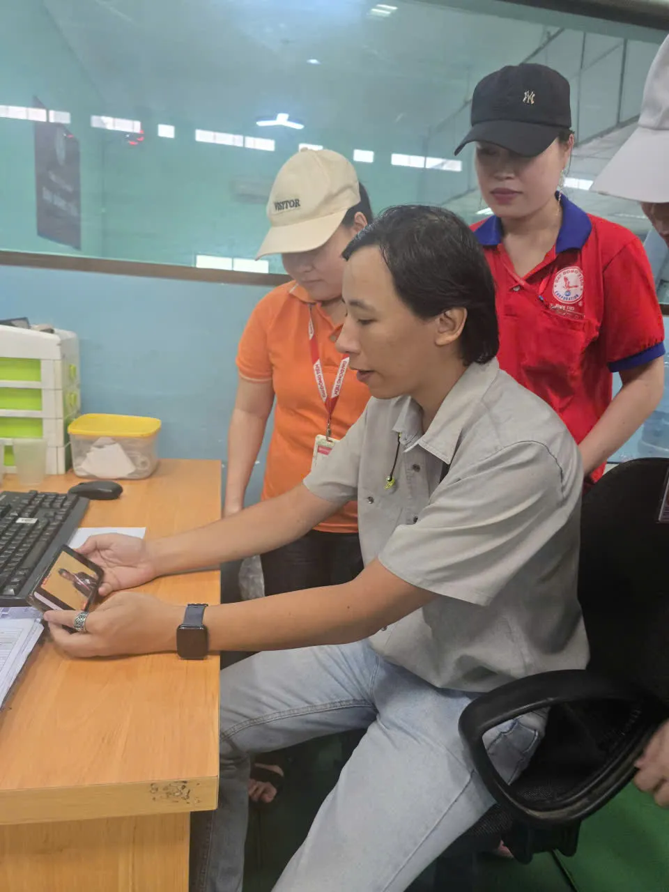 Công nhân, đảng viên Công ty Đại Đồng Tiến (phường Chợ Lớn, TPHCM) xem trực tiếp phiên khai mạc Đại hội đại biểu Đảng bộ TPHCM lần I tại công ty. Ảnh: ĐỨC ANH Đại Đồng Tiến.jpg