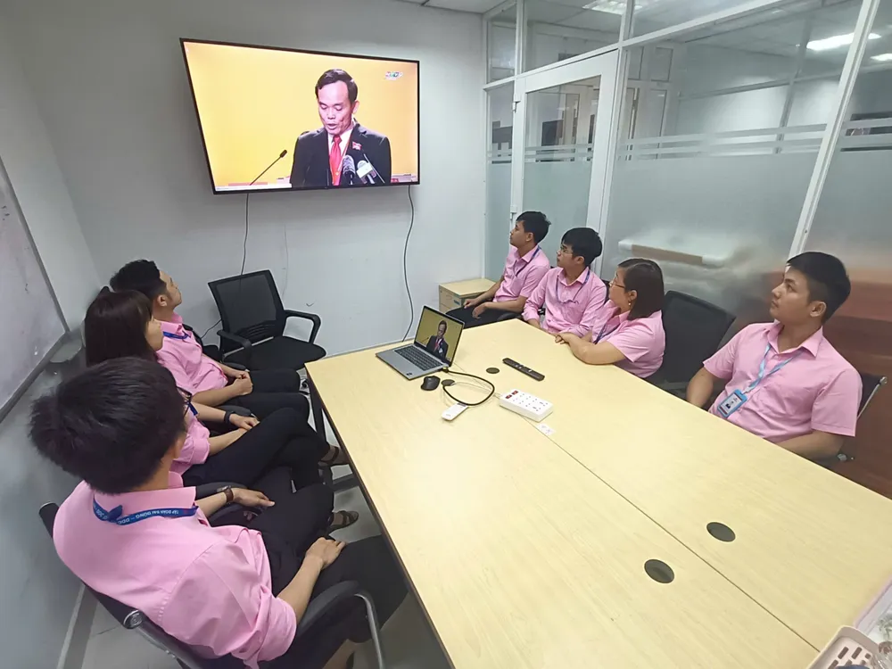 Đảng viên, công nhân Công ty CP Cơ khí xây dựng thương mại Đại Dũng xem trực tiếp phiên khai mạc tại công ty. Ảnh: THÁI PHƯƠNG Đại Dũng.jpg