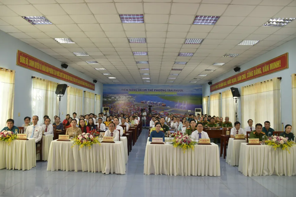 Các đảng viên theo dõi phiên khai mạc đại hội tại điểm cầu phường Tân Phước. Ảnh: TRÚC GIANG diem cau tan phuoc (1).JPG