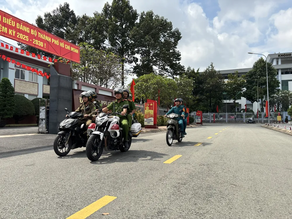 Công an phường Dĩ An phối hợp tuần tra đảm bảo ANTT ở khu vực tổ chức điểm cầu phường Dĩ An. Ảnh: VĂN CHÂU Hinh 5.jpg