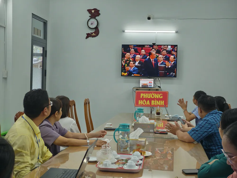 Cán bộ, đảng viên phường Hòa Bình xem trực tiếp phiên khai mạc. Ảnh: CẨM TUYẾT Hoa Bình.jpg
