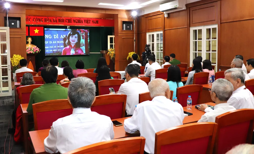 Các đảng viên theo dõi phiên khai mạc đại hội tại điểm cầu phường Sài Gòn. Ảnh: THÁI PHƯƠNG IMG_5507.JPG