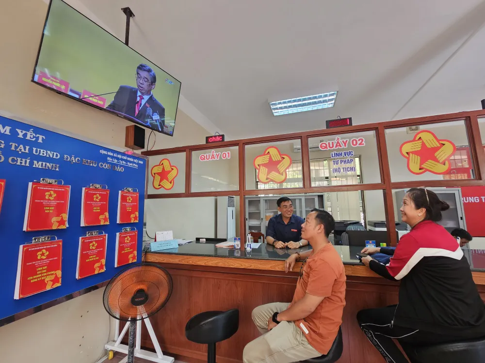 Người dân theo dõi đại hội tại màn hình đặt ở Trung tâm phục vụ hành chính công đặc khu Côn Đảo. Ảnh: THU HOÀI Thu Hoài.jpg