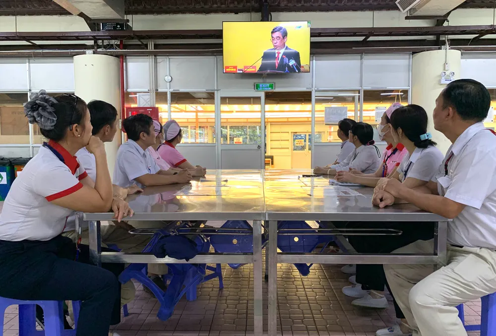 Công nhân Công ty TNHH Yazaki Eds Việt Nam (phường Dĩ An) xem trực tiếp đại hội tại khu nhà ăn công ty. Ảnh: CẨM NƯƠNG Yazaki EDS.jpg