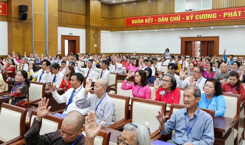 Đại biểu dự Đại hội đại biểu biểu MTTQ Việt Nam phường Phú Nhuận hiệp thương thống nhất các nội dung. Ảnh: HỒNG HẢI PN 1.jpg