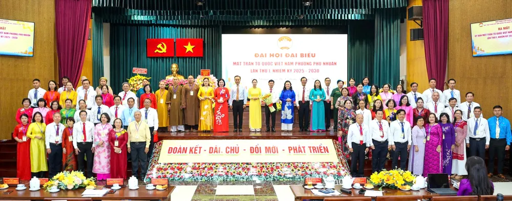 Lãnh đạo Đảng ủy, HĐND, UBND phường chúc mừng các ủy viên Ủy ban MTTQ Việt Nam phường nhiệm kỳ 2025-2030. Ảnh: HỒNG HẢI PN 2.jpg