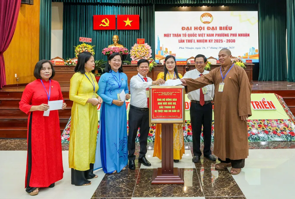 Các đại biểu đóng góp ủng hộ đồng bào bị thiệt hại bởi bão lũ. Ảnh: HỒNG HẢI PN 3.jpg