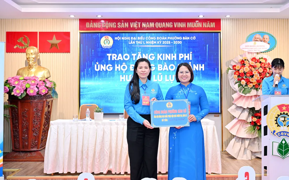 Trao ủng hộ đồng bào bị thiệt hại do bão lũ CD 3.jpg