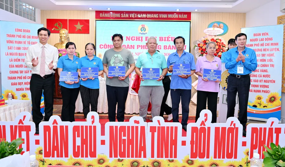 Trao tặng thẻ Bảo hiểm y tế đến người lao động khó khăn CD 4.jpg