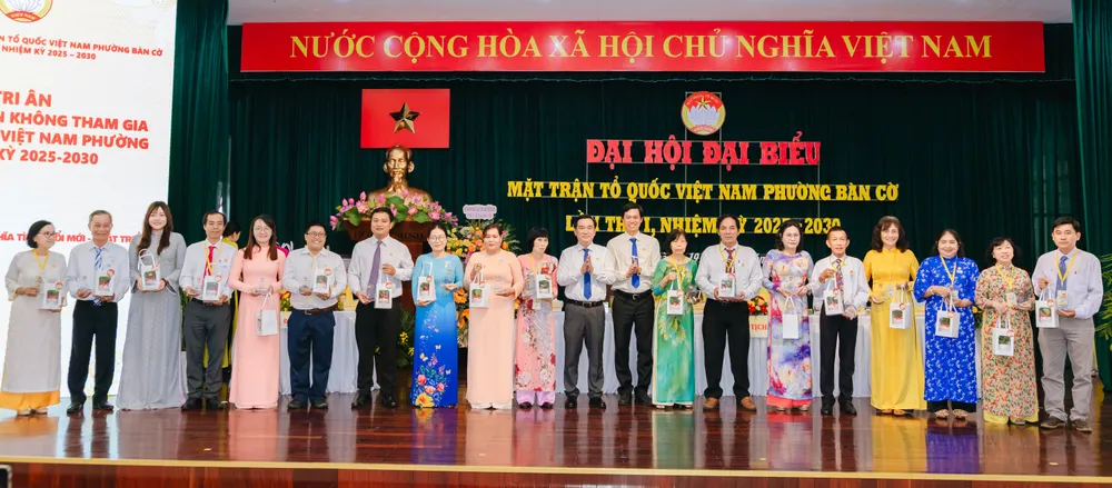 Tri ân các đồng chí không tham gia Ban chấp hành Ủy ban MTTQ Việt Nam phường Bàn Cờ nhiệm kỳ mới Hinh 1.jpg