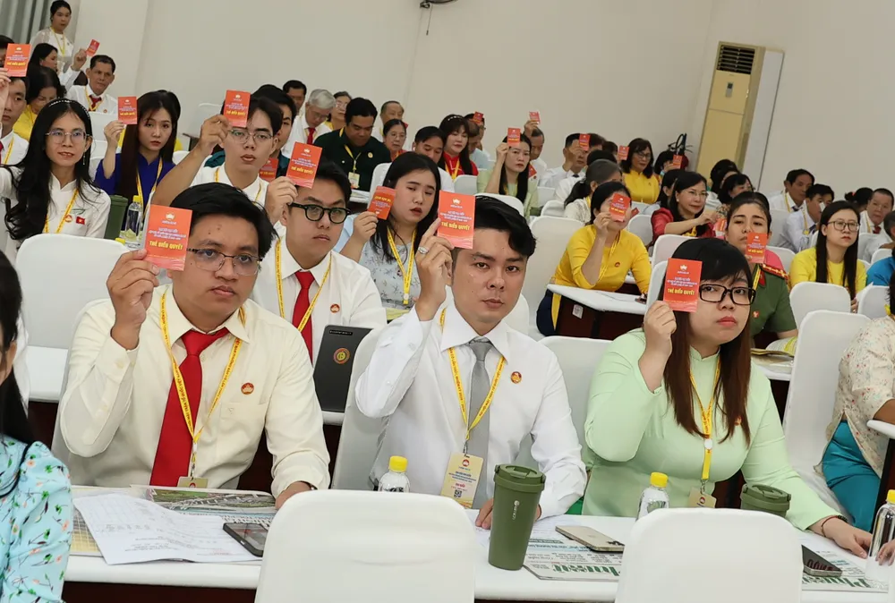 Các đại biểu biểu quyết tại Đại hội Đại biểu MTTQ Việt Nam phường lần thứ I, nhiệm kỳ 2025 – 2030 Hinh 6.JPG