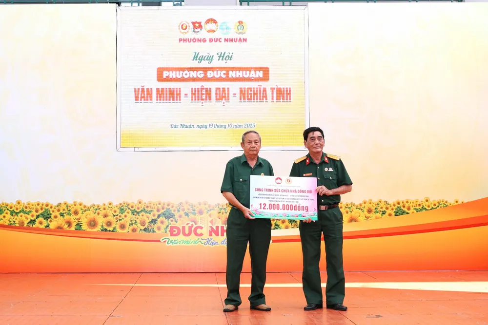 Trao kinh phí hỗ trợ sửa chữa nhà đồng đội Đức Nhuận 4.jpg