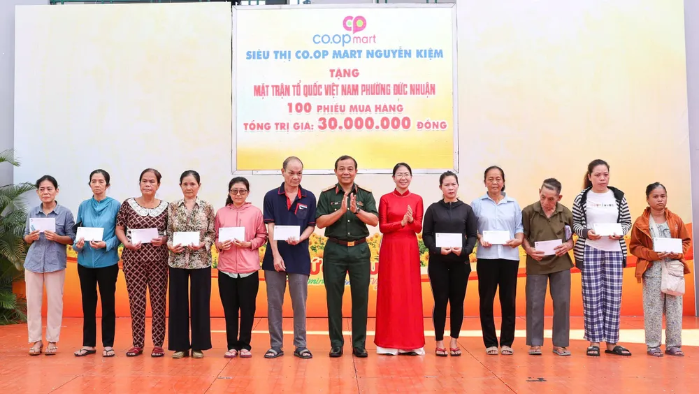 Trao hỗ trợ người dân khó khăn Đức Nhuận 5.jpg