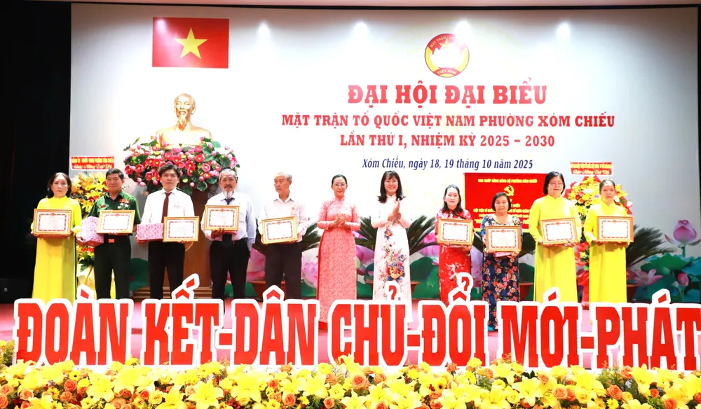 Biểu dương các điển hình tiên tiến Hih 1.jpg