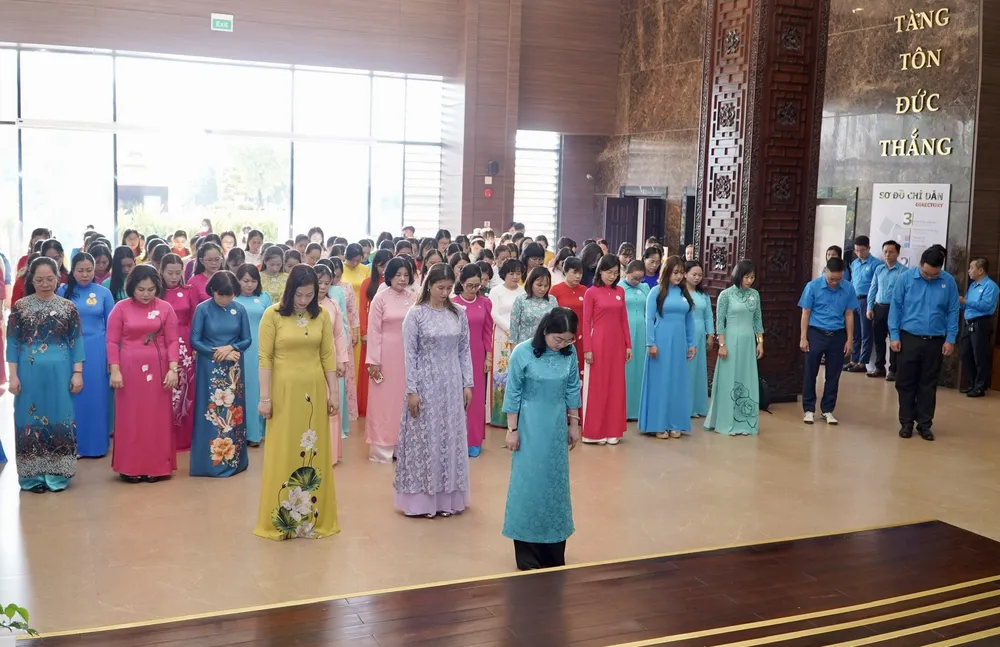 Các cán bộ Công đoàn và nữ CNVC-LĐ tiêu biểu TPHCM tưởng niệm Chủ tịch Tôn Đức Thắng. Ảnh: DUY PHÚ Hinh 1.jpg