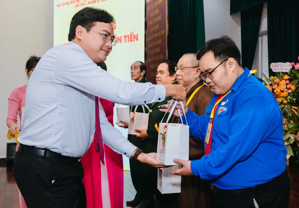 Tuyên dương tập thể, cá nhân điển hình tiên tiến Hinh 10.jpg