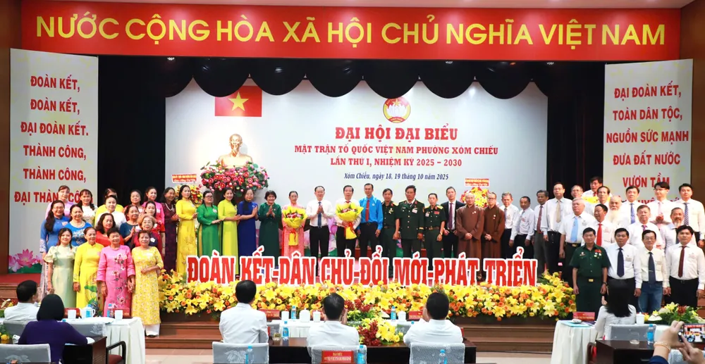 Bí thư Đảng ủy, Chủ tịch HĐND phường Xóm Chiếu Nguyễn Quốc Thái chúc mừng Ban Chấp hành Ủy ban MTTQ Việt Nam phường Xóm Chiếu, nhiệm kỳ 2025-2030 Hinh 3.jpg