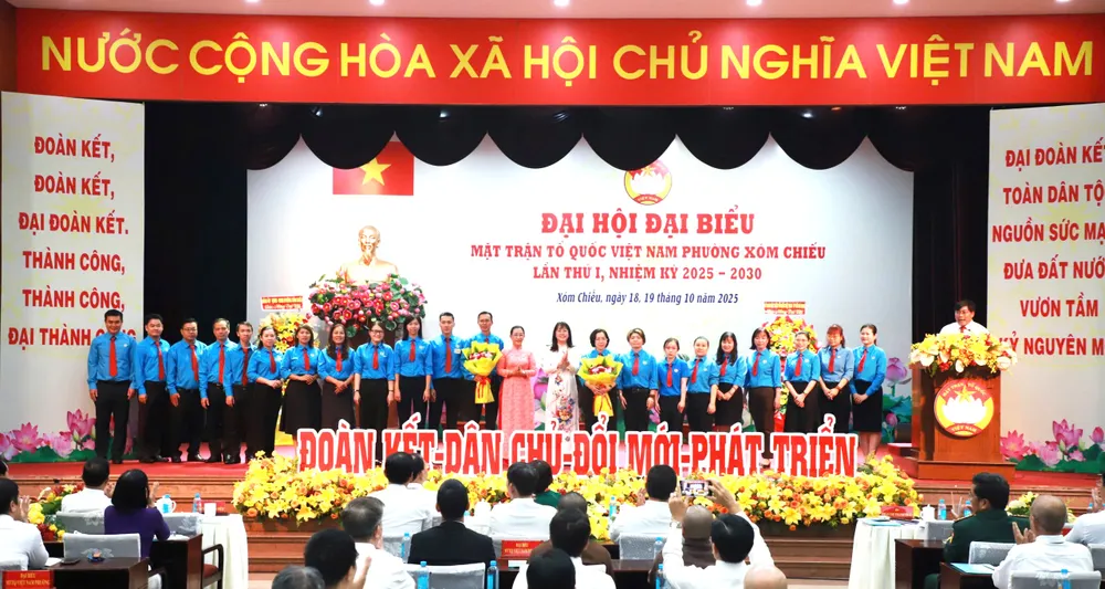 Ban Chấp hành Công đoàn ra mắt đại hội Hinh 4.jpg