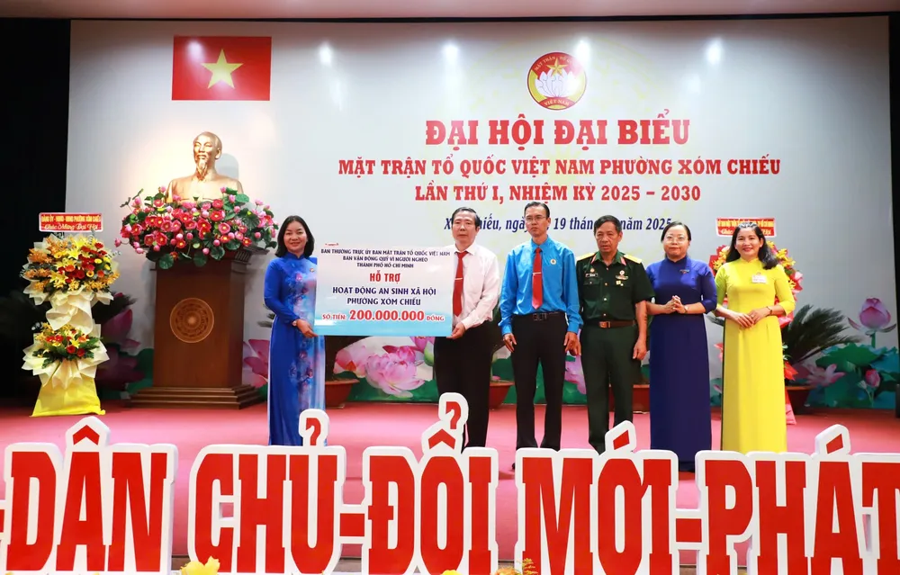 Đồng chí Trương Thị Bích Hạnh trao hỗ trợ hoạt động an sinh xã hội đến phường Xóm Chiếu Hinh 8.jpg
