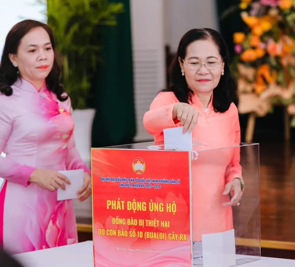 Các đại biểu ủng hộ đồng bào bị thiệt hại bởi bão lũ Hinh 9.jpg