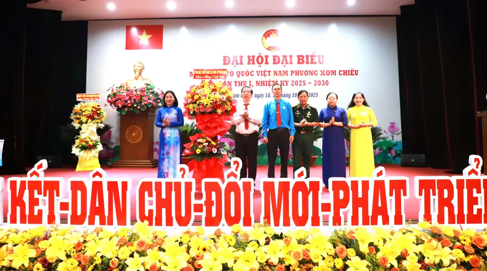 Đồng chí Trương Thị Bích Hạnh tặng hoa chúc mừng đại hội