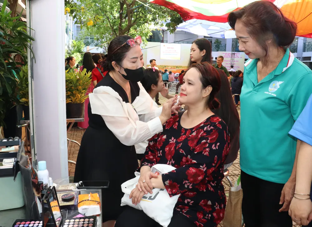 Chị em phụ nữ được trang điểm, làm tóc nhân dịp 20-10 IMG_5573.JPG