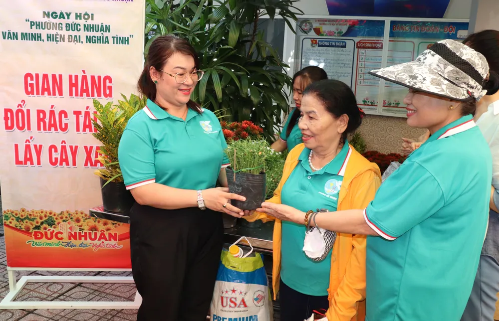 Người dân đổi rác, pin lấy cây xanh tại ngày hội IMG_5577.JPG