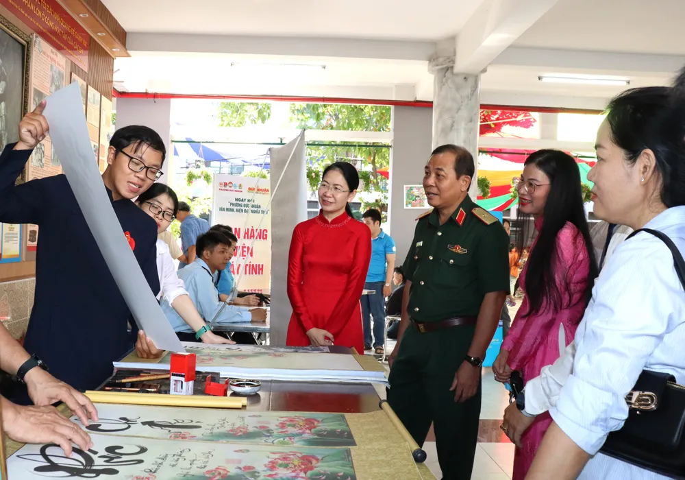 Gian hàng thư pháp tại ngày hội IMG_5578.JPG