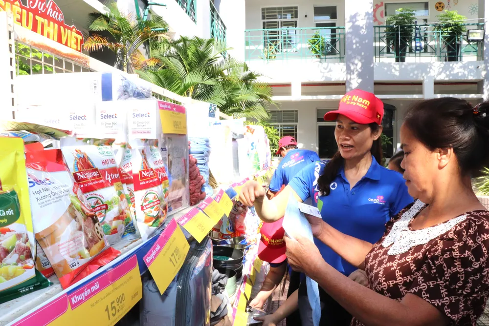 Người dân phường Đức Nhuận mua hàng bình ổn giá tại ngày hội IMG_5589.JPG