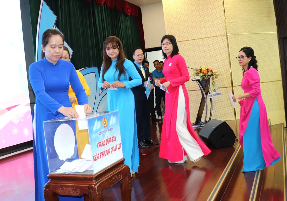 Các gương điển hình đóng góp ủng hộ đồng bào bị bão lũ IMG_5600.JPG