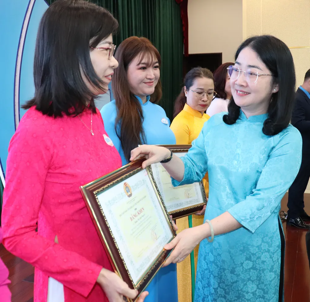 Phó Chủ tịch LĐLĐ TPHCM Nguyễn Kim Loan tuyên dương các điển hình IMG_5607.JPG