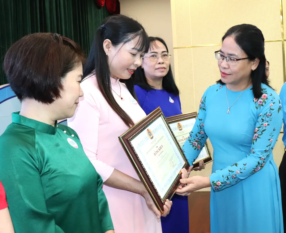 Phó Trưởng Ban Tuyên giáo và Dân vận Thành ủy TPHCM Nguyễn Thị Tuyết Minh tuyên dương các điển hình IMG_5615.JPG