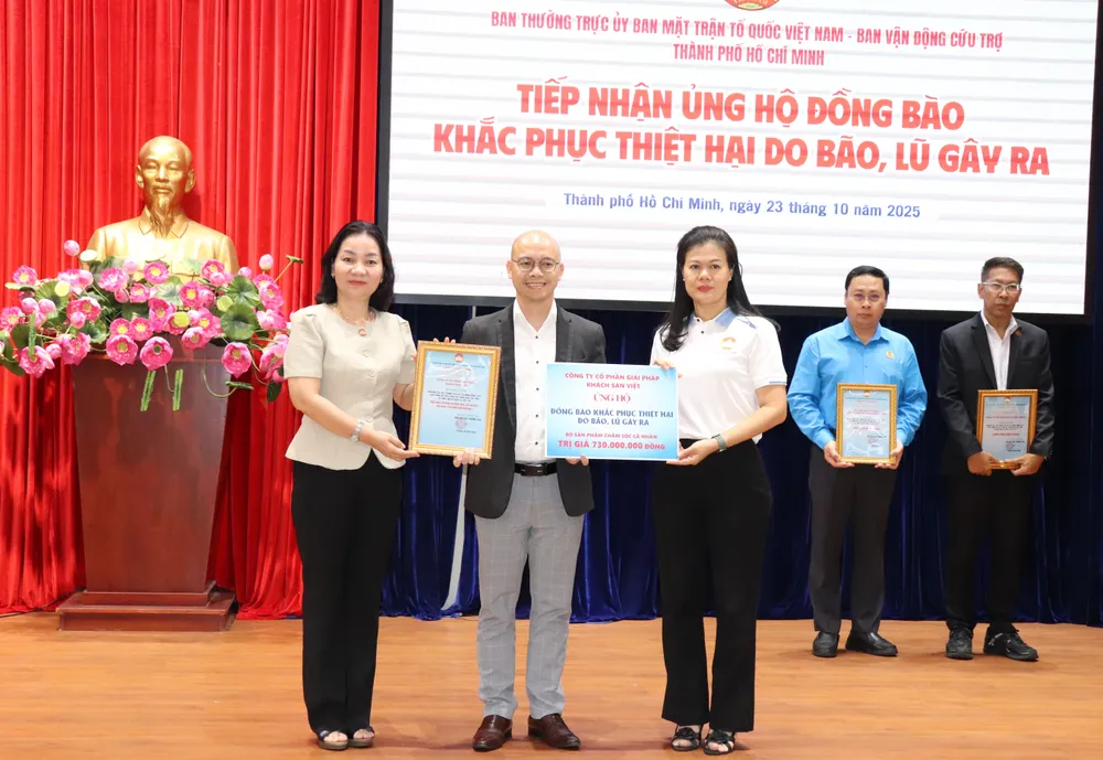 Đồng chí Trương Thị Bích Hạnh tiếp nhận và trao thư cảm ơn đến đơn vị ủng hộ đồng bào bị thiệt hại bởi bão lũ IMG_5655.JPG