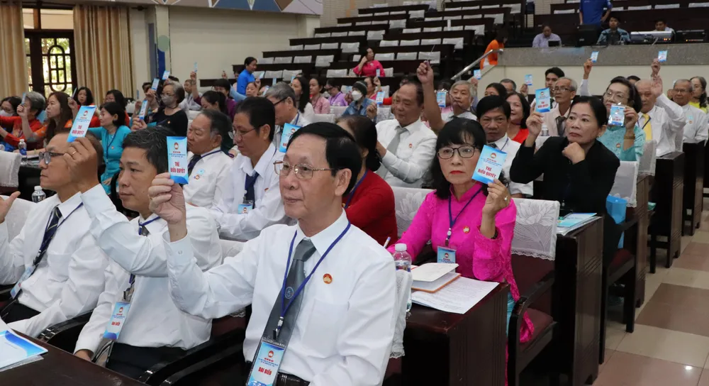 Các đại biểu biểu quyết tại đại hội IMG_5665.JPG