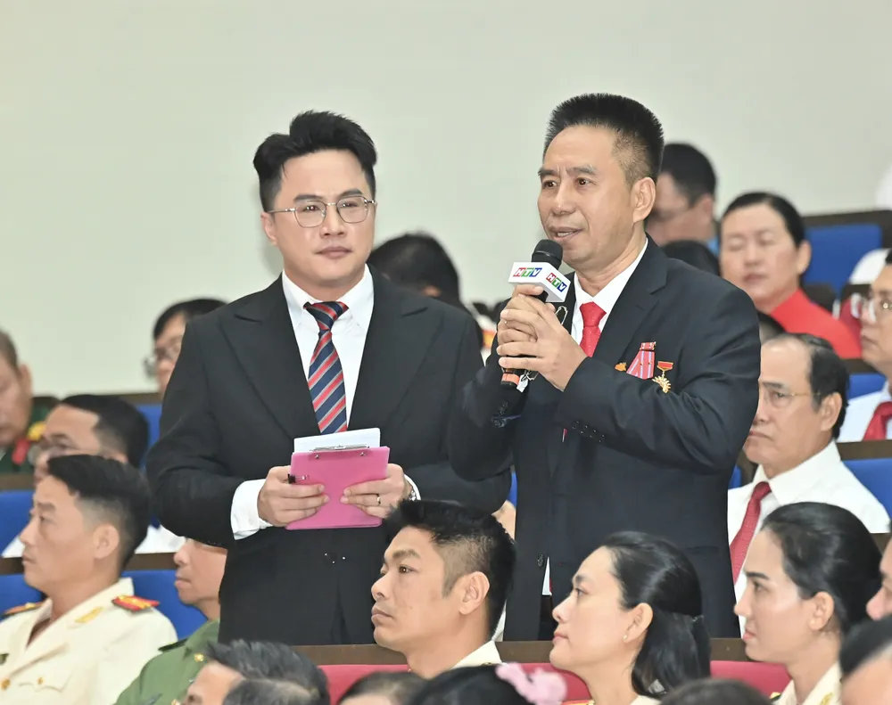 Đại biểu Nguyễn Viết Giáp, Giám đốc Bệnh viện Mắt Bà Rịa – Vũng Tàu giao lưu tại đại hội. Ảnh: VIỆT DŨNG Anh BD2.jpg