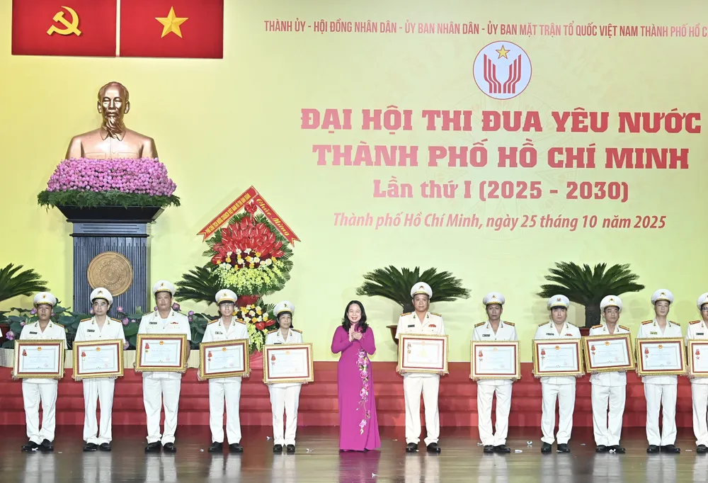 Phó Chủ tịch nước Võ Thị Ánh Xuân trao Huân chương Quân công và Huân chương Chiến công đến các cá nhân thuộc Công an TPHCM. Ảnh: VIỆT DŨNG Anh VD 8.jpg